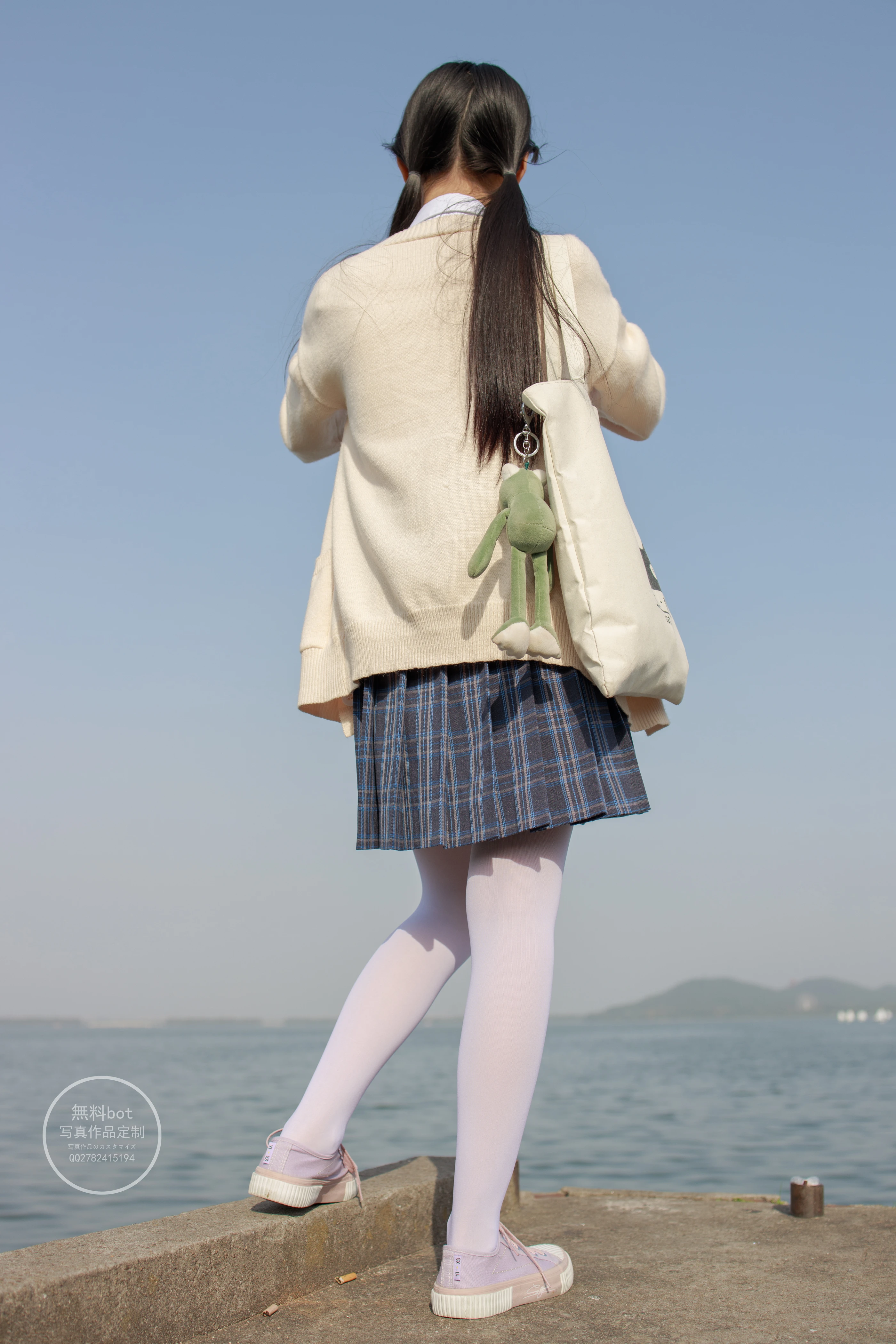 森萝财团 有料004  依依 湖边JK白丝 [77P]插图7